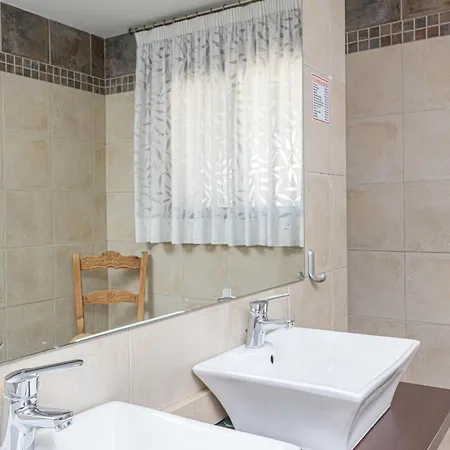 Lina - With Private Pool In וילה